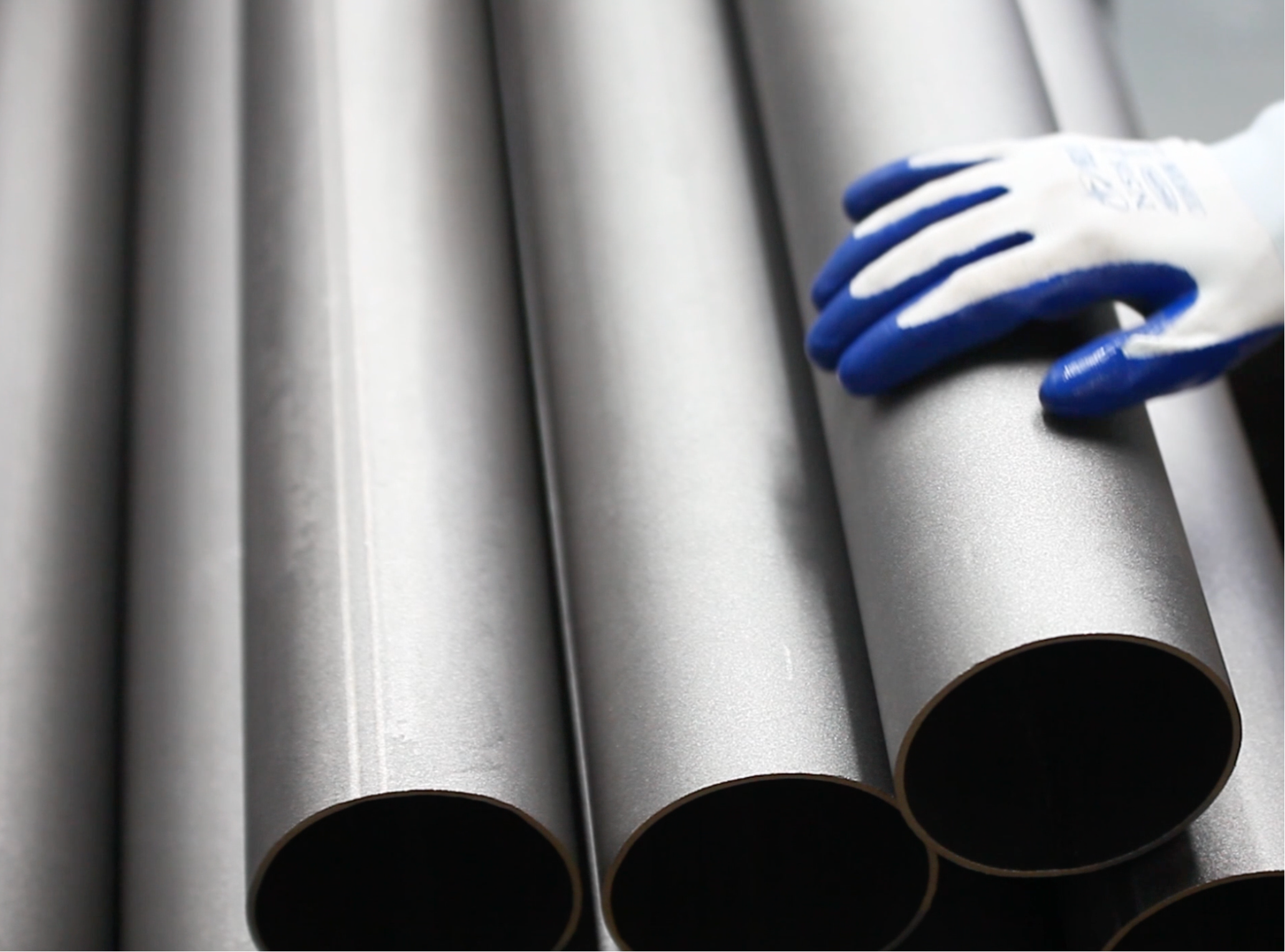 Jienasi workers are inspecting the appearance of Q235 steel pipes.