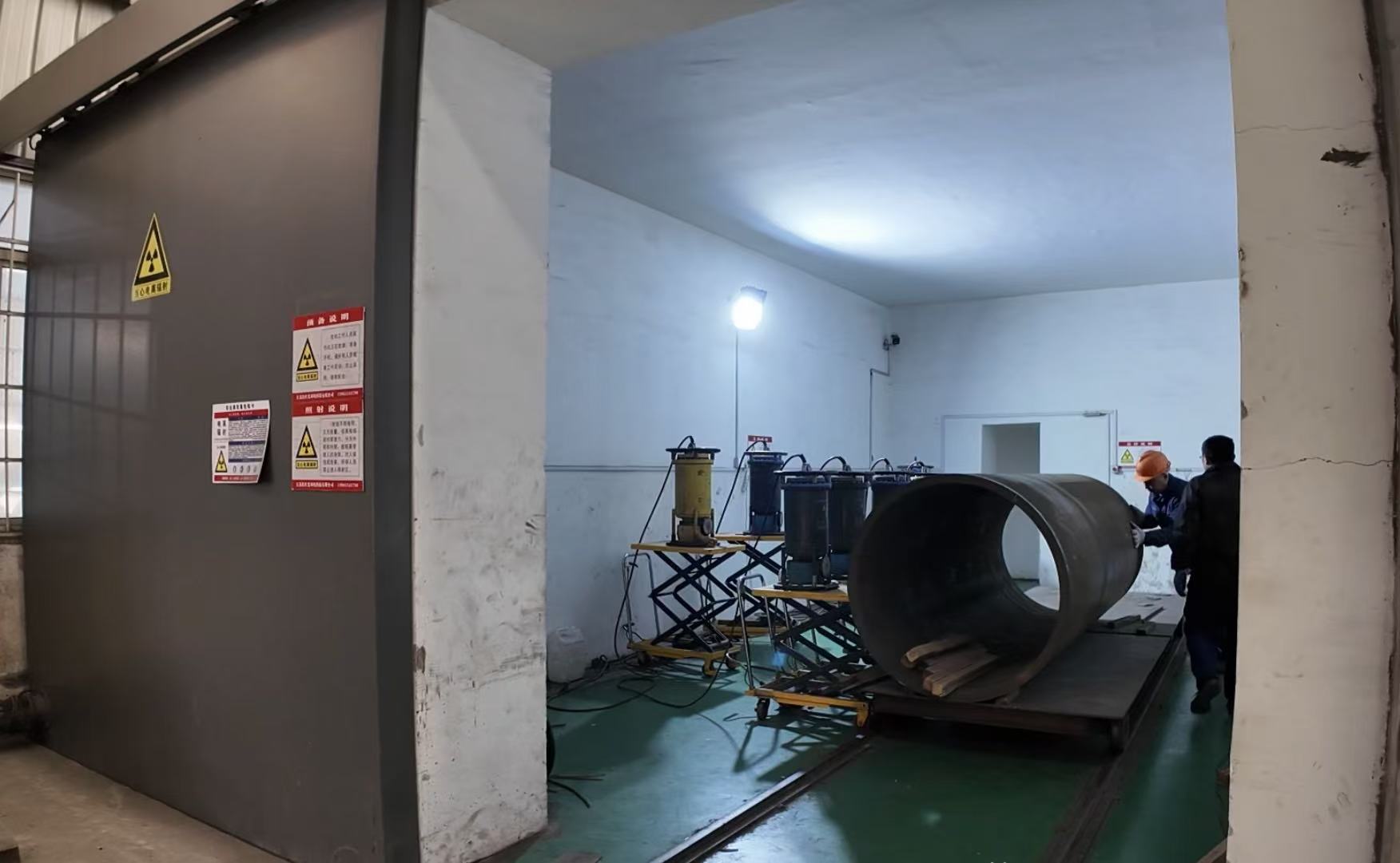 The pipe has entered the X-ray inspection room for testing.