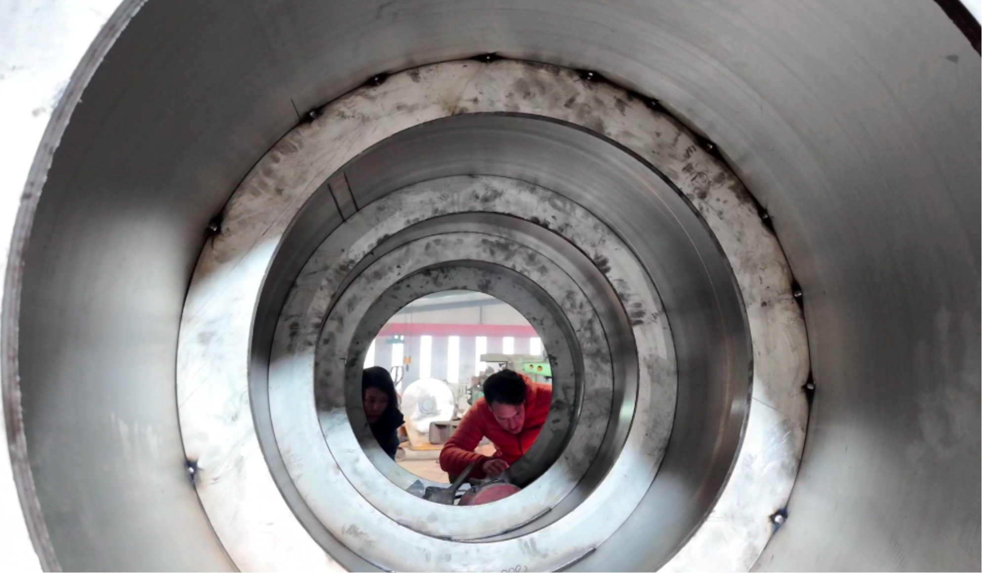 The internal stiffening rings for the JIENASI pulley shell are currently being welded.